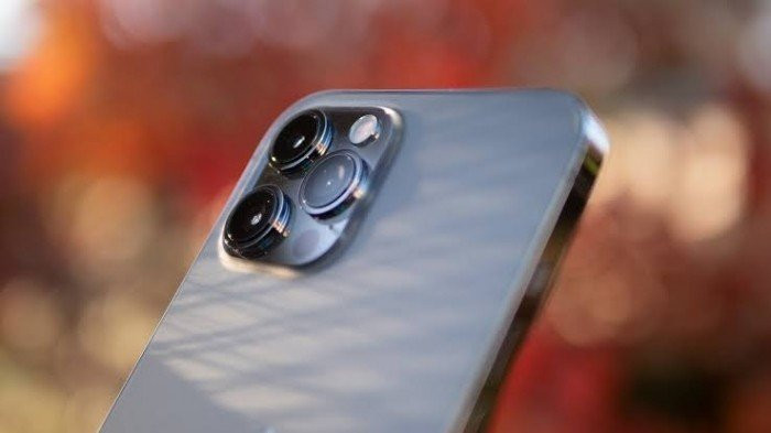 iPhone 12 Pro Max với thiết kế khung thép sang trọng