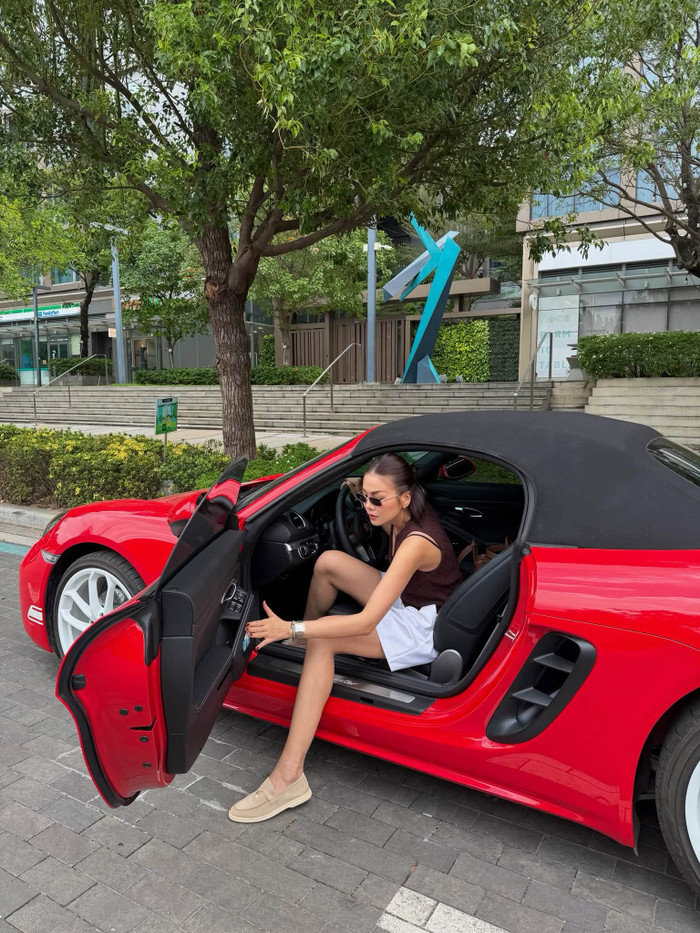 Thanh Hằng chủ động lái xe tiền tỷ đưa chồng đi chơi.