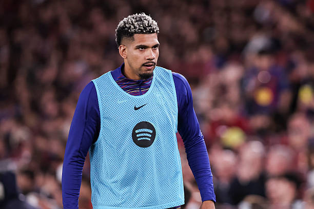 Barcelona quyết định để Ronald Araujo tới Liverpool.