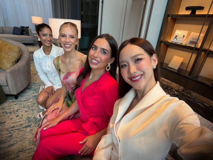 Bảo Ngọc cười tươi rói khi chụp ảnh cùng dàn người đẹp tham gia Miss World lần thứ 73.