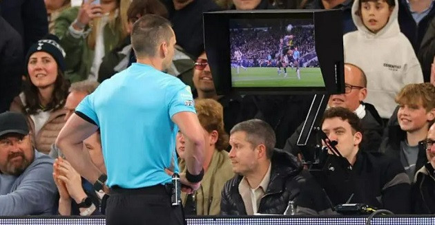 UEFA muốn trọng tài có tiếng nói quyết định hơn.