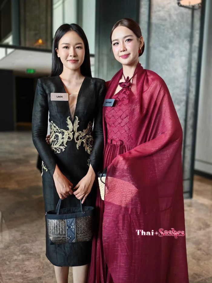 Lê Nguyễn Bảo Ngọc chụp ảnh cùng đại diện Lào tại Miss World
