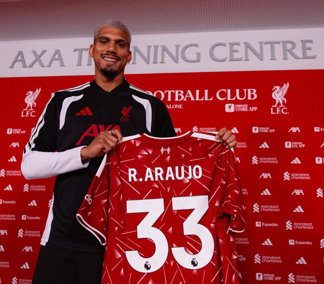 Ronald Araujo khoác áo số 33 tại Liverpool