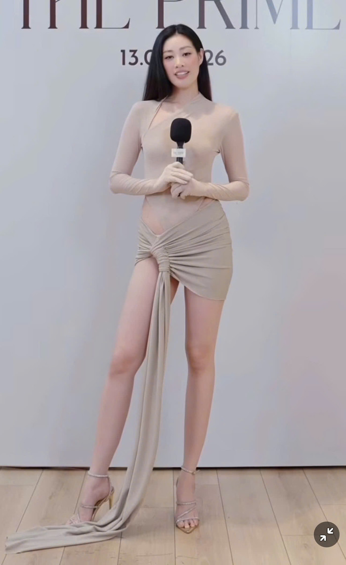 Đôi chân dài cực phẩm của Khánh Vân được khoe trọn. Ảnh chụp màn hình Fanpage Vietnam International Fashion Week.