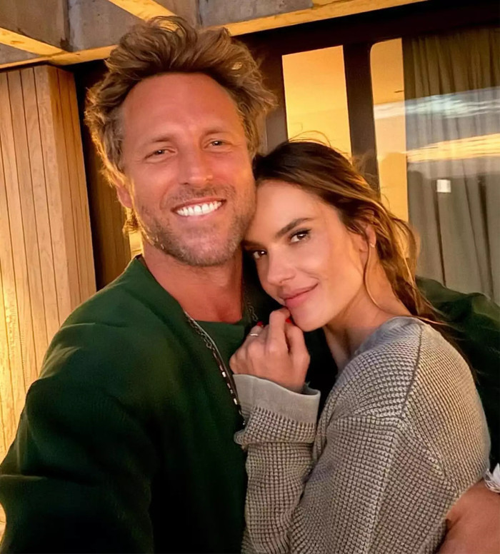 Alessandra Ambrosio và Buck Palmer nhận được nhiều lời chúc phúc.