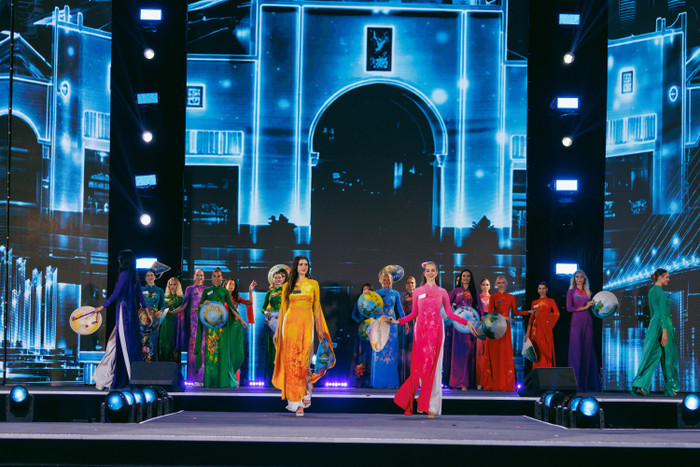 Đêm khai mạc Miss World 2026 diễn ra, quy tụ 111 người đẹp đến từ nhiều nơi trên thế giới.