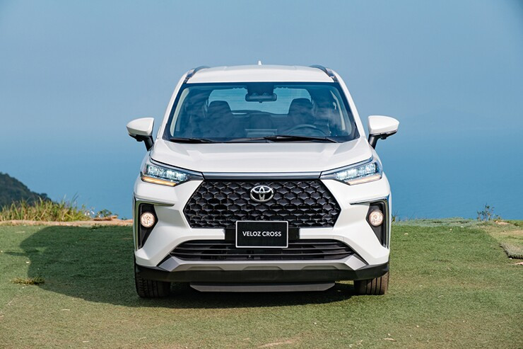 Thiết kế đầu xe Toyota Veloz Cross nổi bật với lưới tản nhiệt rộng và cụm đèn LED