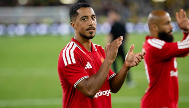 Sự xuất hiện bất ngờ của Tielemans giúp Michael Carrick có thêm tính toán về mặt nhân sự.
