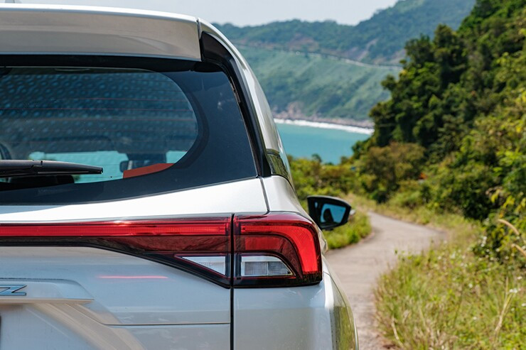 Đuôi xe Toyota Veloz Cross thiết kế dải đèn LED vát ngang hiện đại