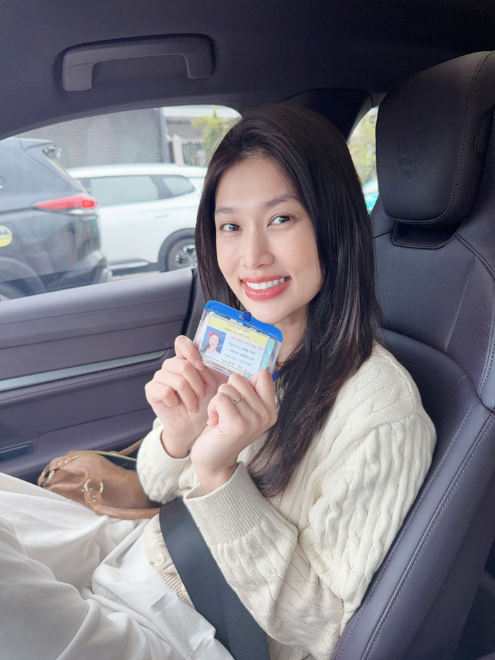Nụ cười rạng rỡ của Thiên Ân khi nhận tin vui thi đậu bằng lái xe ô tô.