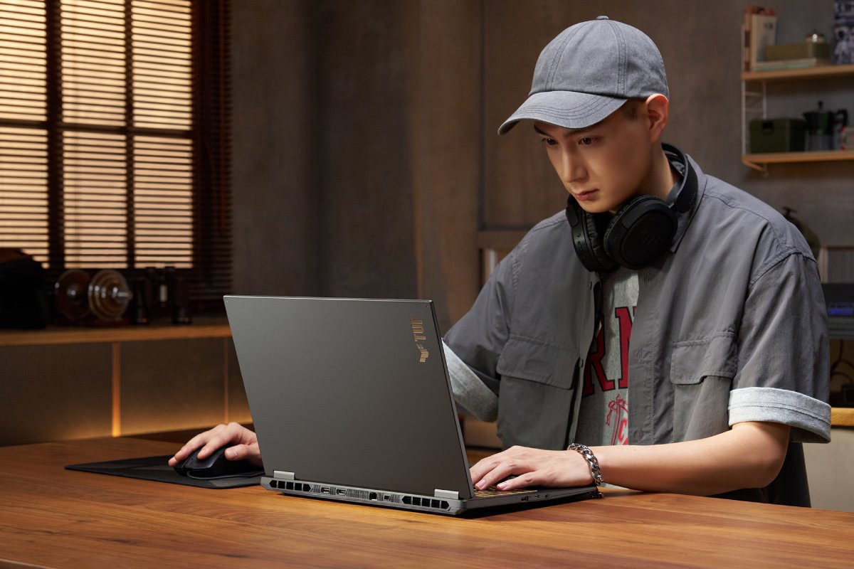 Các cổng kết nối chính được bố trí gọn gàng ở mặt sau máy