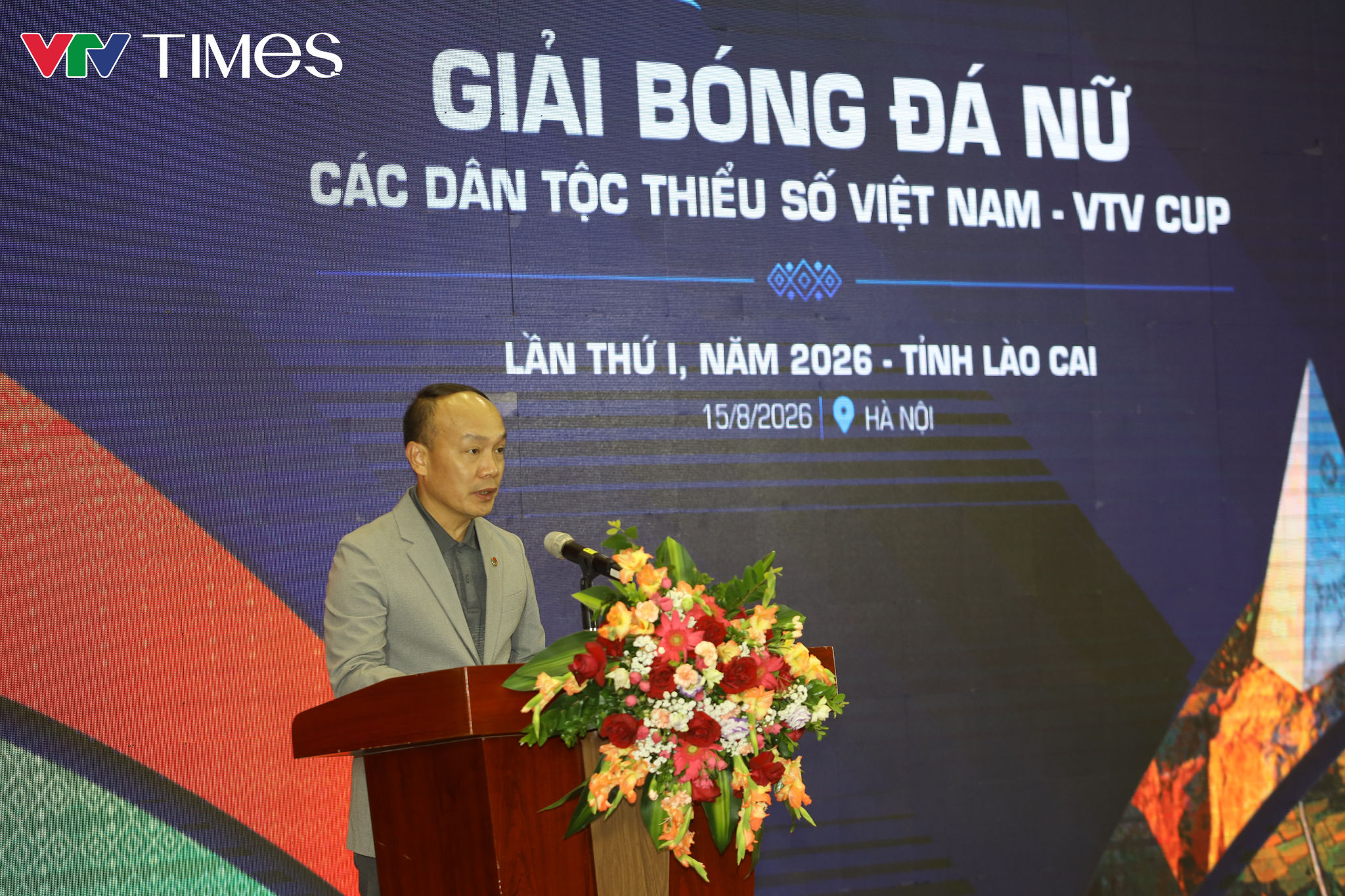 Ông Nguyễn Văn Phú phát biểu về ý nghĩa phát triển bóng đá cộng đồng của giải đấu.