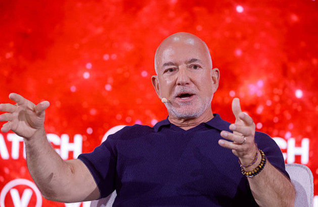 Bezos và các cộng sự mua lại 1/3 cổ phần của Liverpool. Ảnh: Getty.