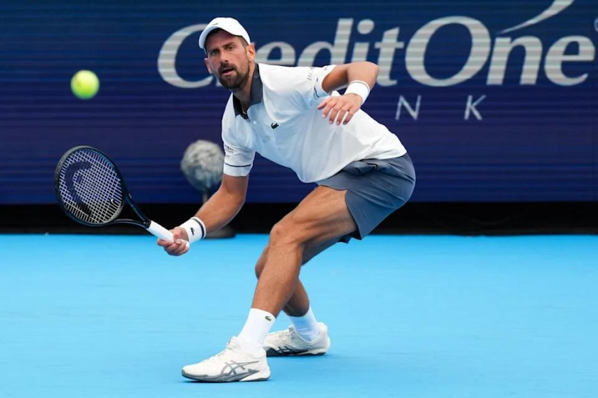 Djokovic gặp khó trước cái nóng gay gắt