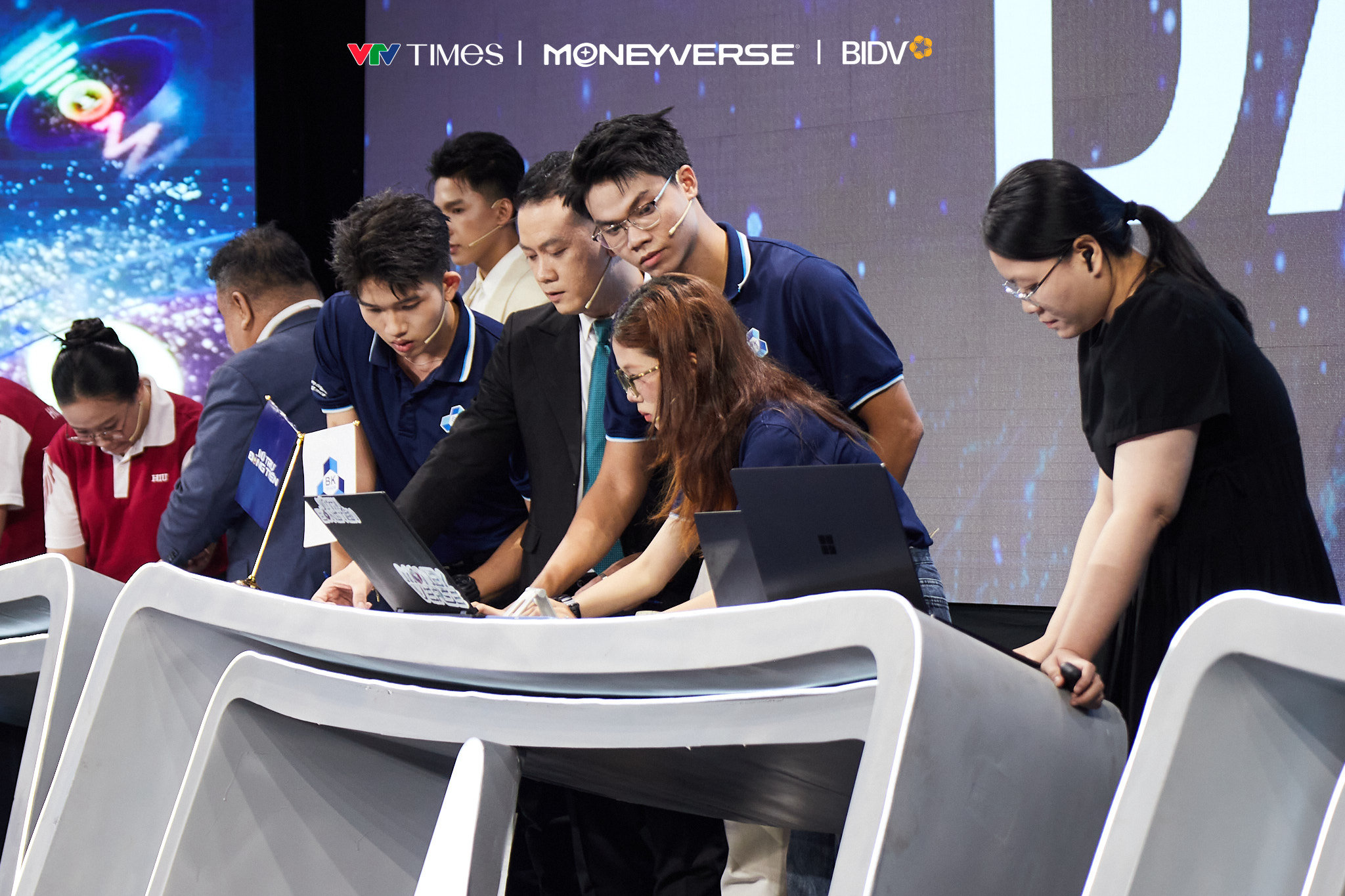 Vũ trụ đồng tiền 2026 chính thức lên sóng - Tập 1 vòng Tứ kết: Hố đen danh tính- Ảnh 8.