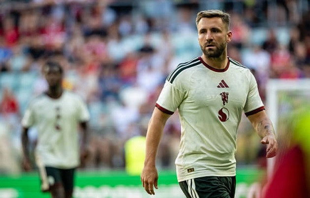 Luke Shaw gặp nhiều khó khăn trước các cầu thủ chạy cánh đối phương.