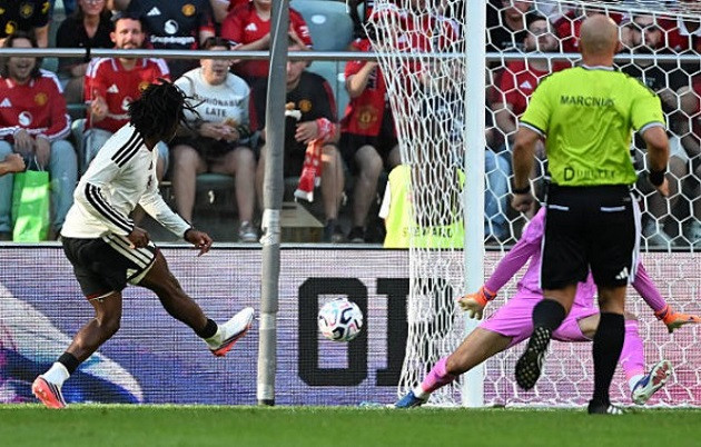 Patrick Dorgu là điểm sáng hiếm hoi của Man United.