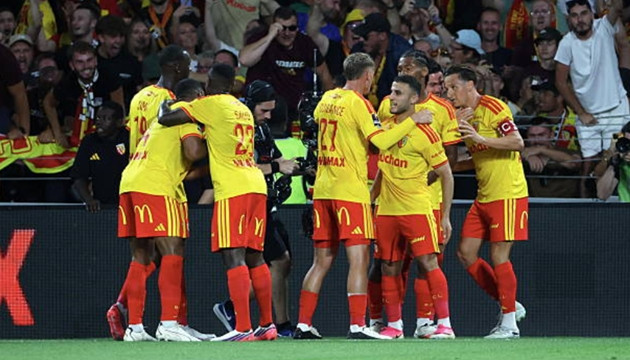 Lens đánh bại Paris Saint-Germain để giành danh hiệu đầu tiên của mùa giải. Ảnh: Getty Images