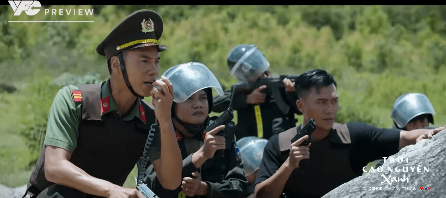 Già Rin cùng lực lượng an ninh vận động người dân giữ bình tĩnh