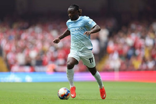 Jeremy Doku thi đấu năng nổ bên hành lang cánh trái của Man City