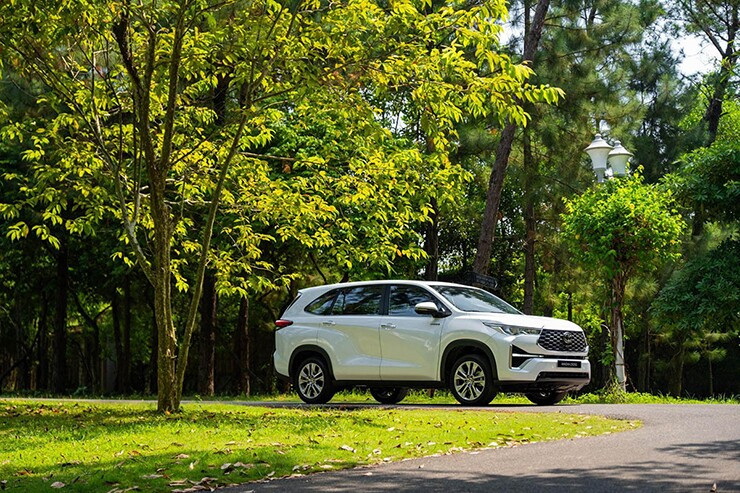 Toyota Innova Cross 2026 với diện mạo phong cách SUV lai MPV