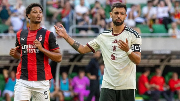 Man Utd thua ngược Milan 2-4 khi hàng thủ dâng cao. (Ảnh: Metro)