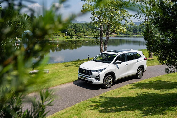 Phần thân xe Toyota Innova Cross cứng cáp