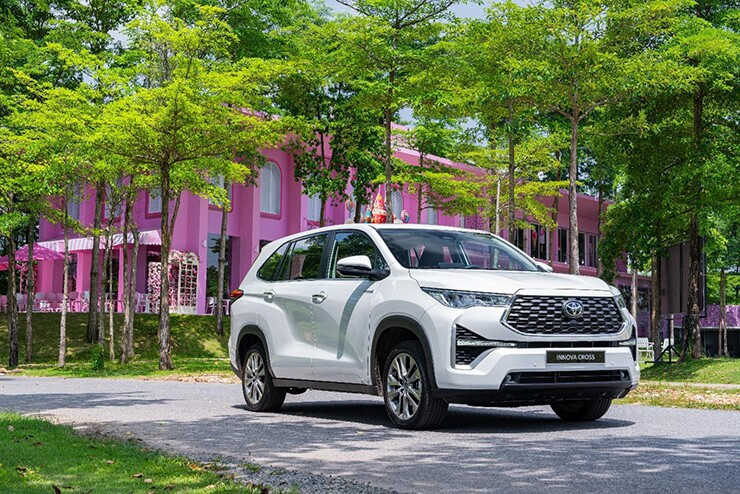 Góc nhìn tổng thể Toyota Innova Cross
