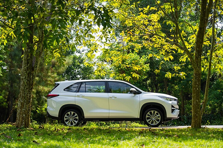 Đuôi xe Toyota Innova Cross khỏe khoắn