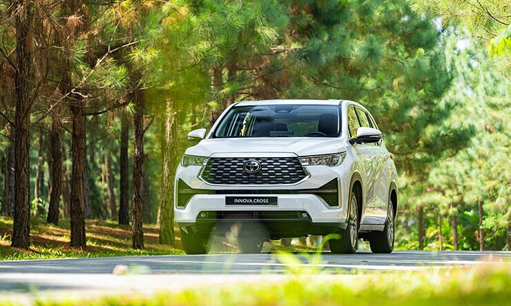 Đầu xe Toyota Innova Cross với lưới tản nhiệt hình lục giác
