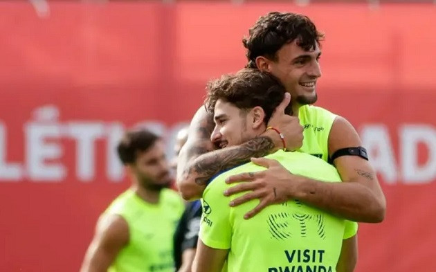 Pubill chào đón Alvarez trong buổi tập gần nhất. Ảnh: Atletico.