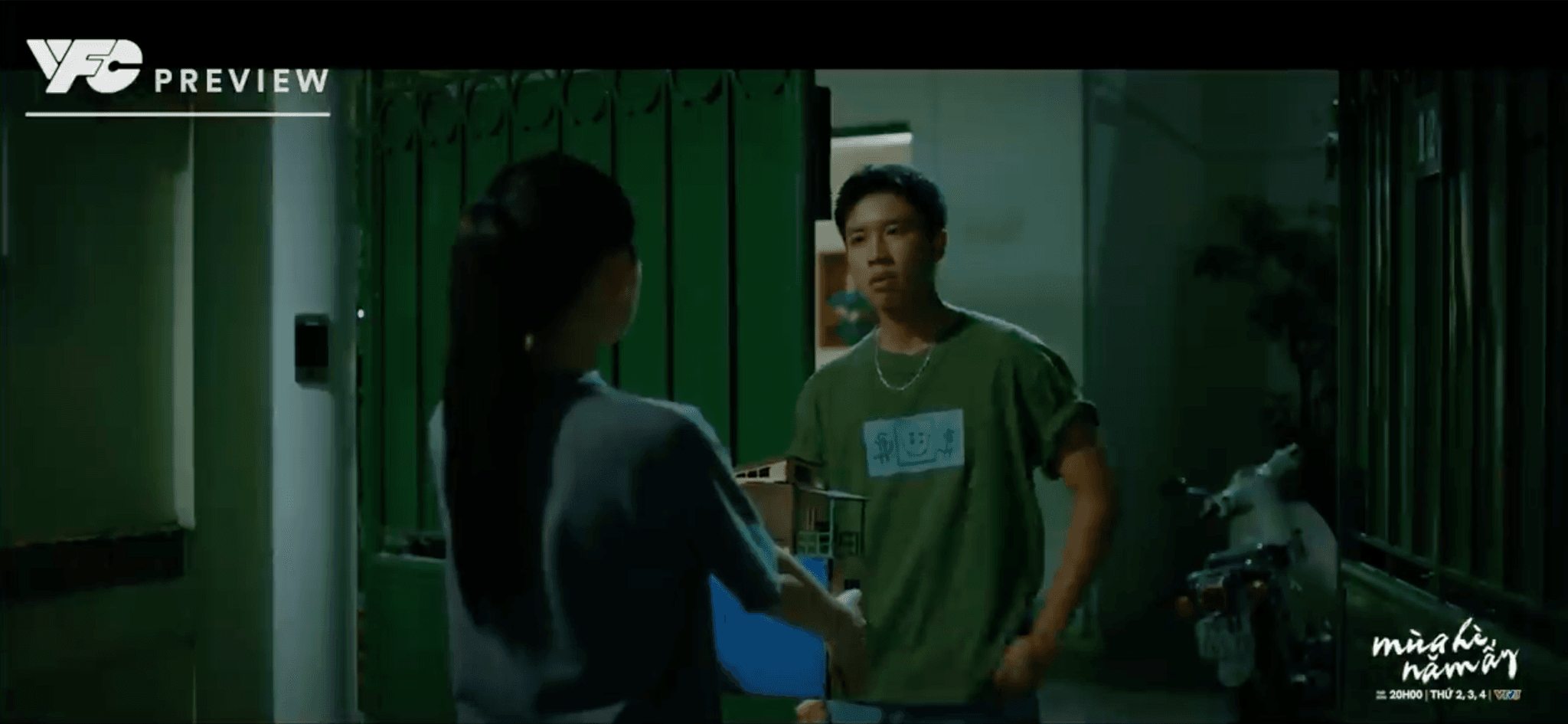 Phương trả lại mô hình ngôi nhà do Khánh tự tay làm