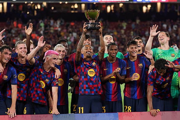 Raphinha cùng đồng đội nâng cúp Joan Gamper.