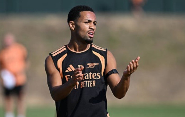 Ethan Nwaneri thi đấu trong màu áo Arsenal