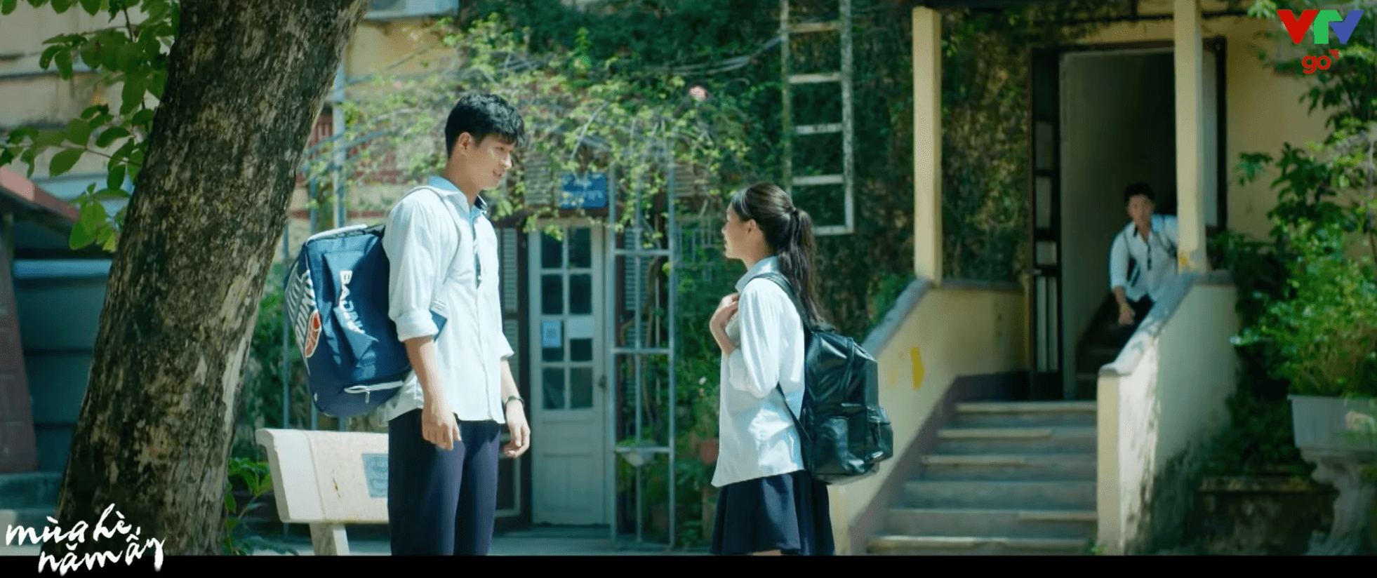 Phương thẳng thắn từ chối tình cảm của Tùng Jun ở sân trường.