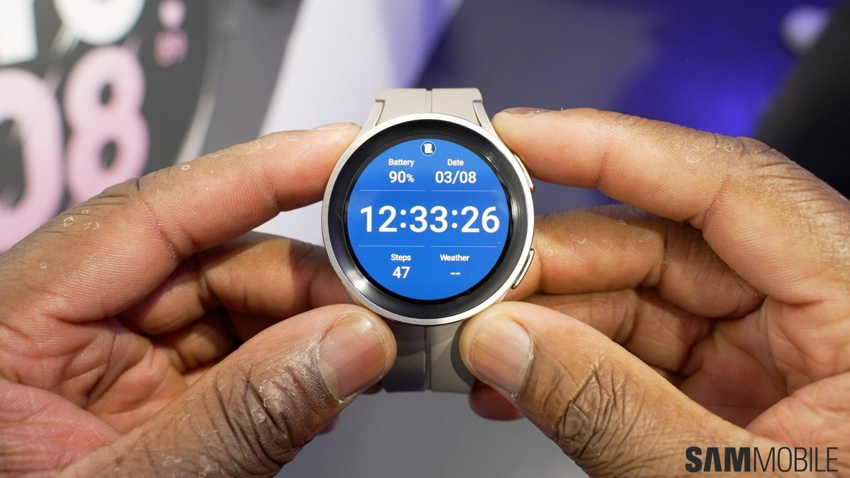 Cận cảnh màn hình sắc nét của chiếc Galaxy Watch 5 Pro trong quá trình sử dụng thực tế