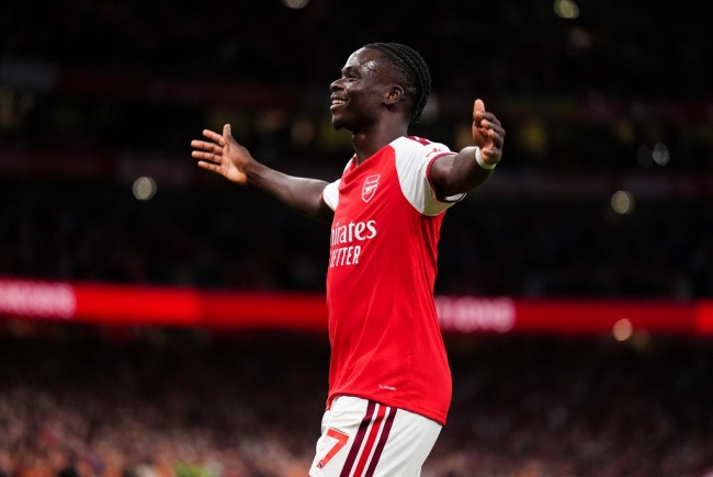 Bukayo Saka ăn mừng bàn thắng nhân đôi cách biệt