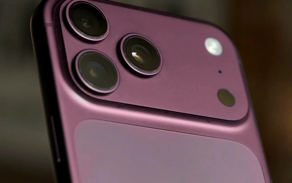 iPhone 18 Pro màu đỏ anh đào đậm Dark Cherry