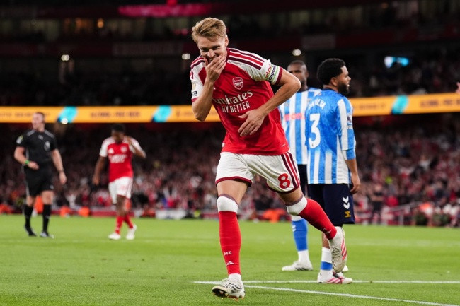 Martin Odegaard thi đấu thăng hoa và ghi bàn thắng ấn định tỷ số