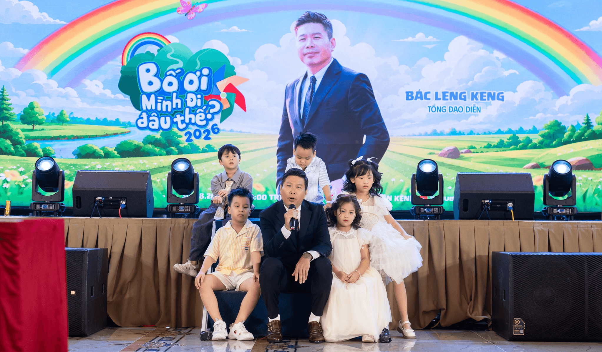 Bác Leng Keng - Tổng đạo diễn và các thành viên nhí của chương trình