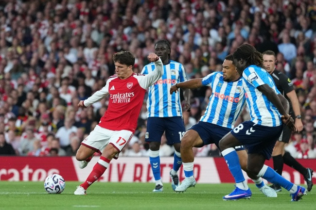 Christos Tzolis thi đấu năng nổ trên hàng công Arsenal