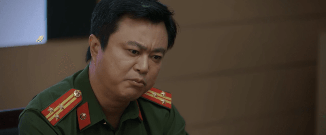 Tân trao đổi với Thiếu tá Trần Nam Châu về tình hình nội gián