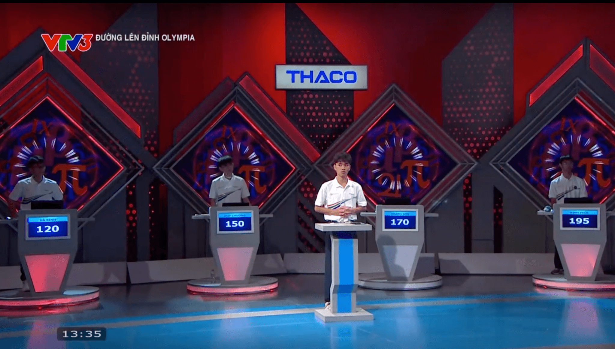 Các thí sinh tranh tài căng thẳng tại phần thi Về đích