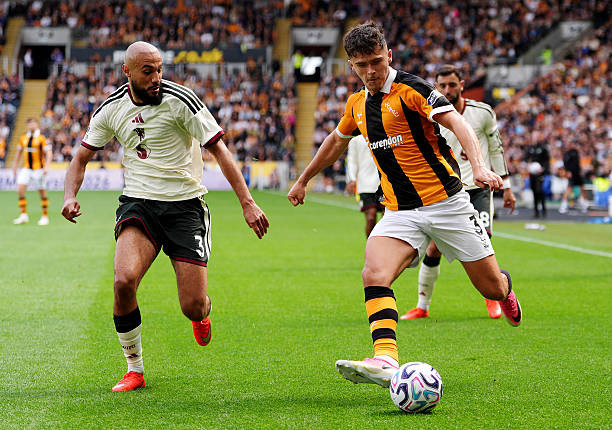 Noussair Mazraoui có trận đấu không tốt trước Hull.