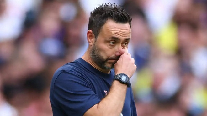 HLV Roberto De Zerbi và các cầu thủ Tottenham sau trận thua trước Brentford