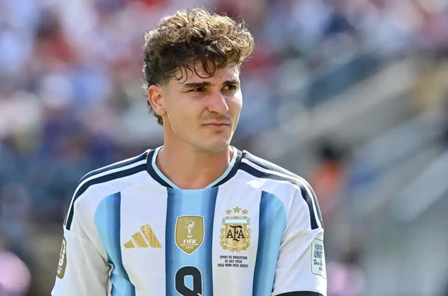 Julian Alvarez trong màu áo Atletico Madrid đối mặt tương lai phức tạp