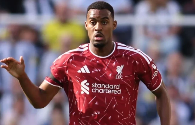 Ryan Gravenberch có màn thể hiện chưa đạt kỳ vọng ở tuyến giữa Liverpool