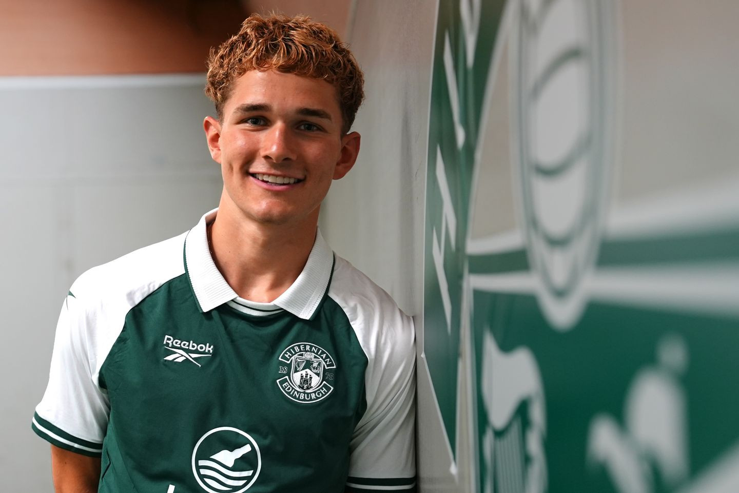 Jacob Devaney trong màu áo câu lạc bộ mới Hibernian