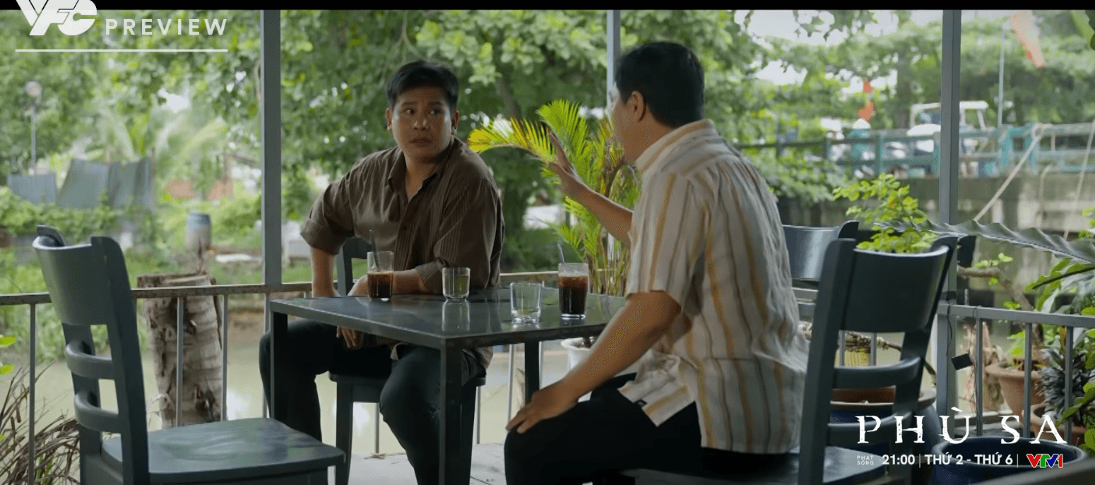 Sáu Lém trao đổi công việc với Bảy Sang