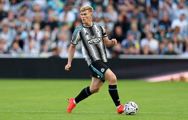 Lewis Hall trong tầm ngắm của Manchester United